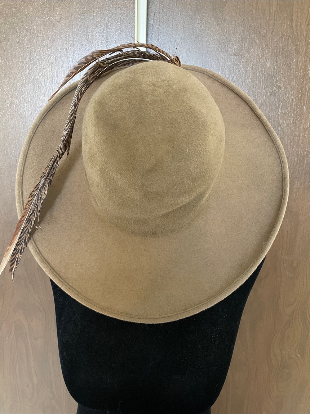 Stunning vintage MCM Andree Montreal felt velour hat tan feather brown